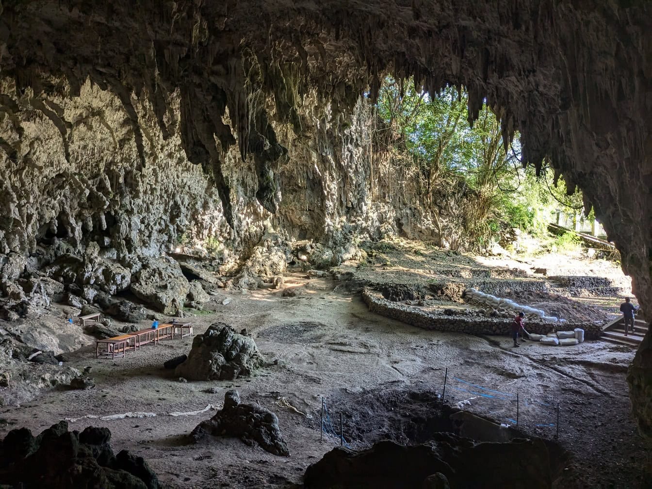 Jeskyně Liang Bua nebo hobití jeskyně na vápencovém kopci v okrese Manggarai na Bali, Indonésie