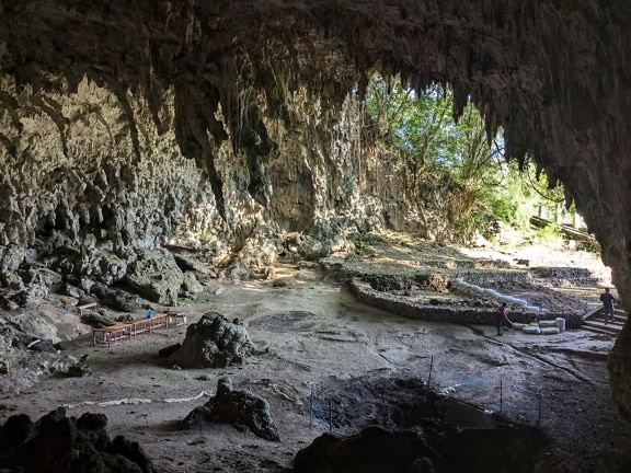 Grotte de Liang Bua ou une grotte de Hobbit sur une colline calcaire dans le district de Manggarai à Bali, en Indonésie