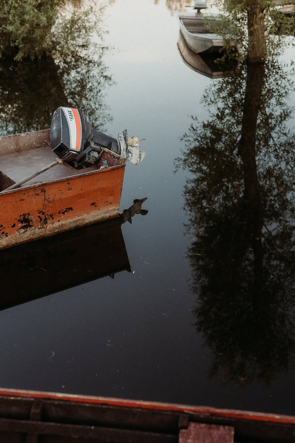 Liten fiskebåt med en bensinmotor som inte är i vattnet