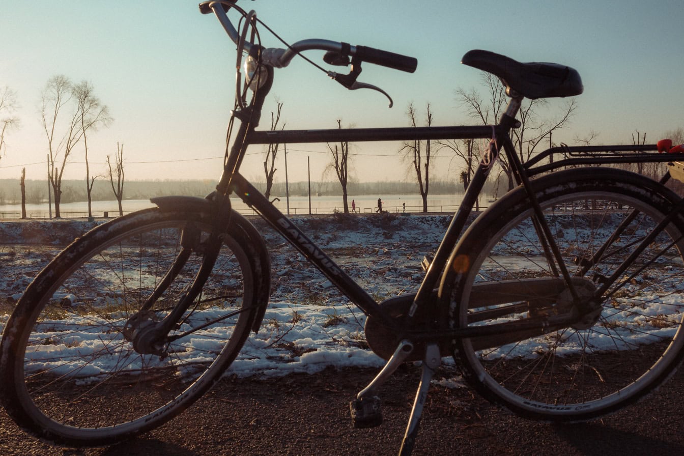 Bicicletă parcată pe un drum înzăpezit