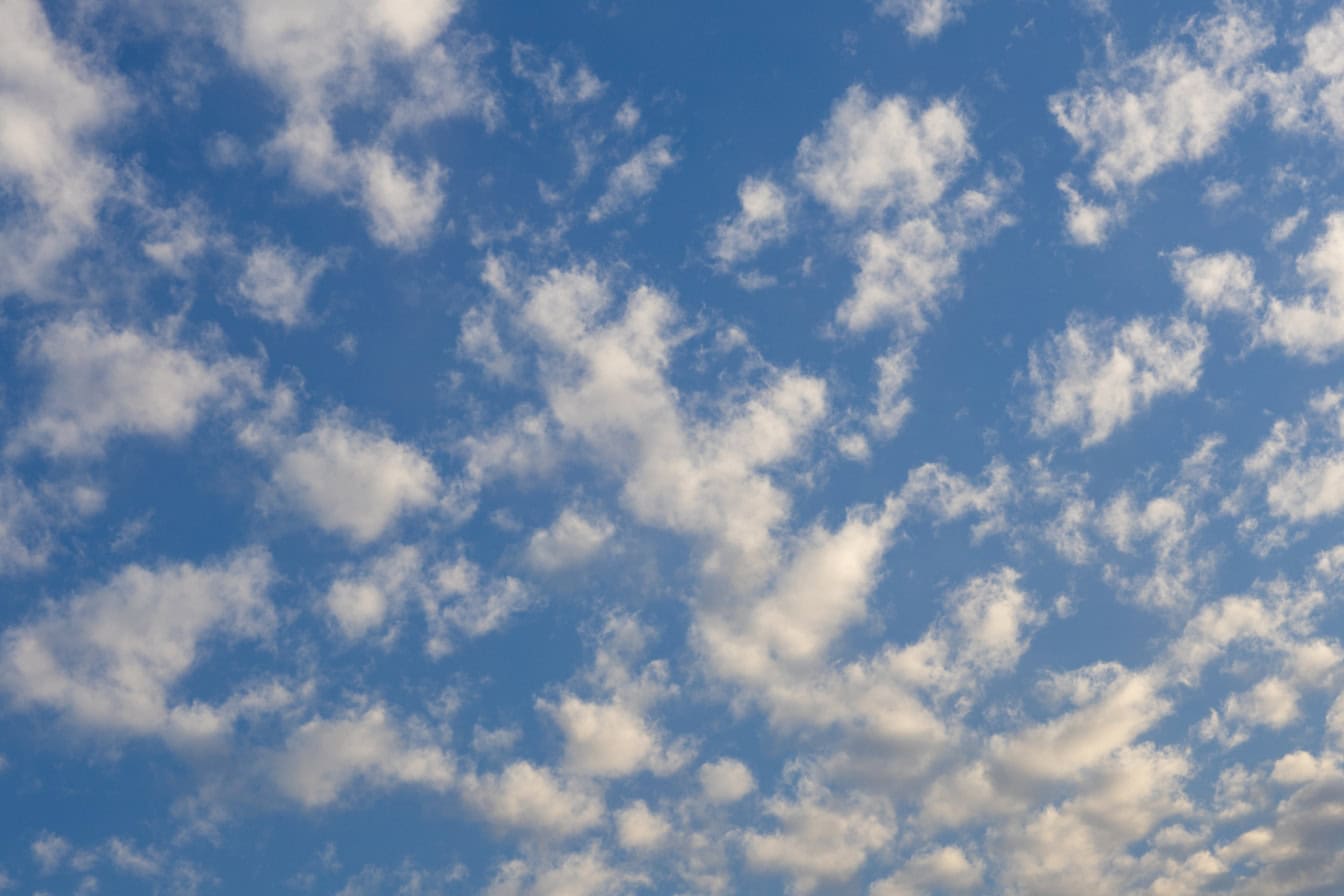 En lyseblå himmel med mange små skyer