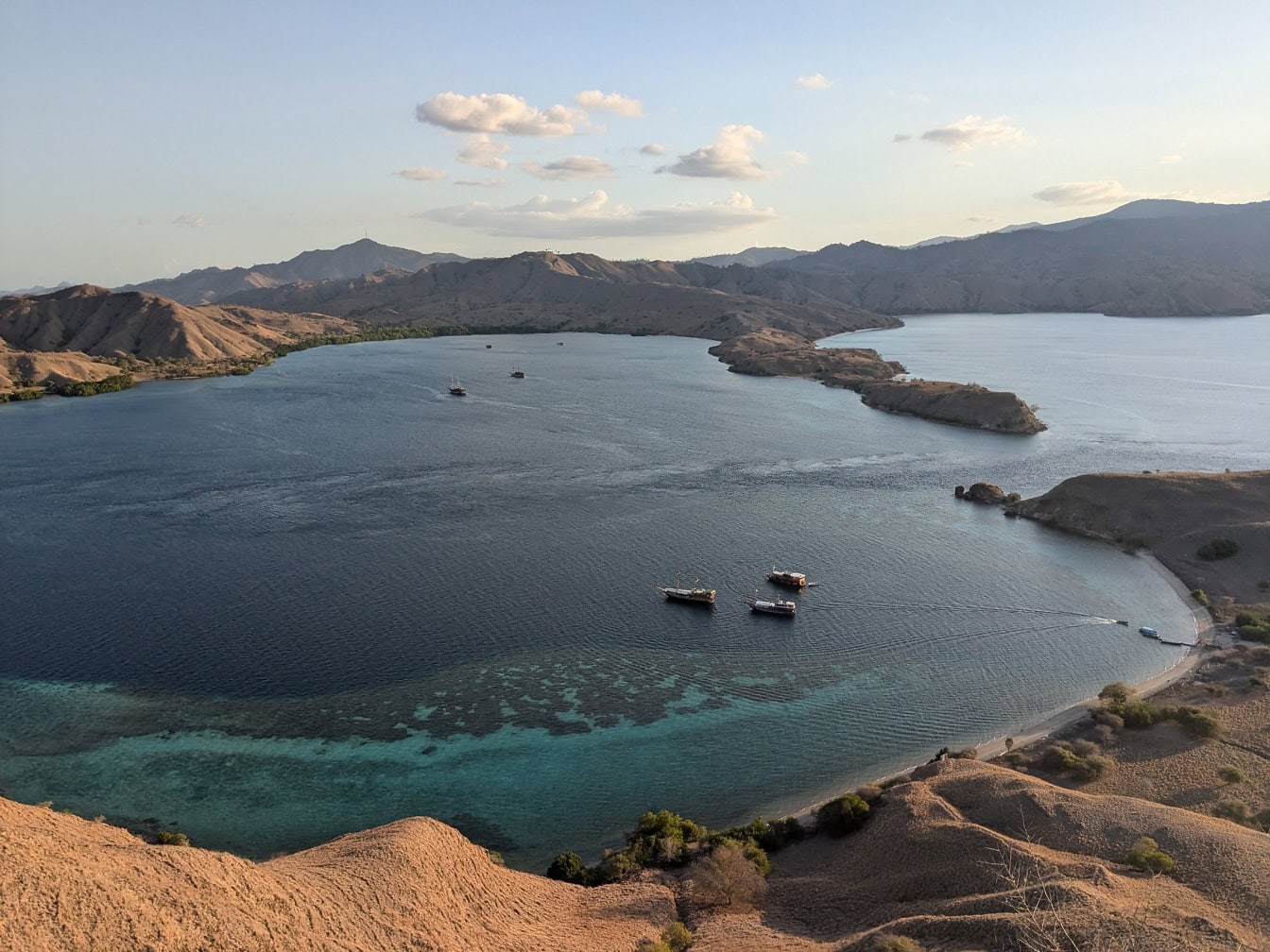 Panoraama Gili Lawa Daratin saarelta, Komodon kansallispuistossa, Indonesia