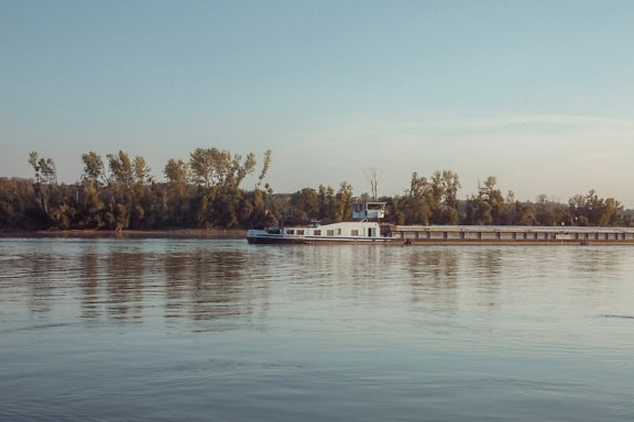 Uszályhajó a Dunán