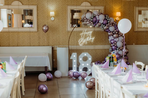 Décorations de fête d’anniversaire avec des ballons et un panneau Joyeux anniversaire et avec le numéro dix-huit (18)