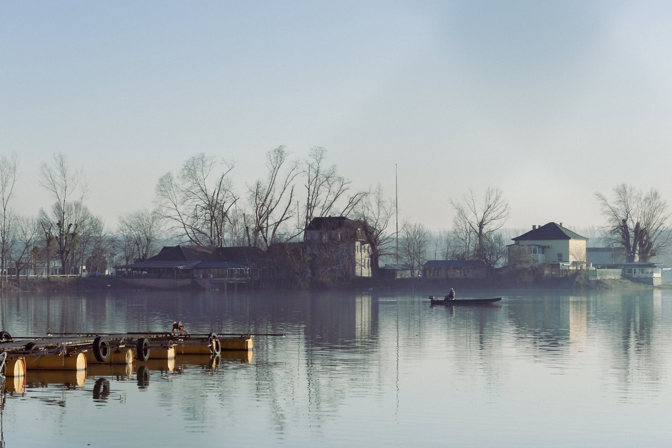 เรือในท่าจอดเรือบนทะเลสาบ Tikvara ใน Backa Palanka ในยามเช้าที่มีหมอกหนา