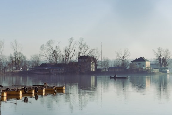 Barche in marina sul lago Tikvara a Backa Palanka nella mattina nebbiosa