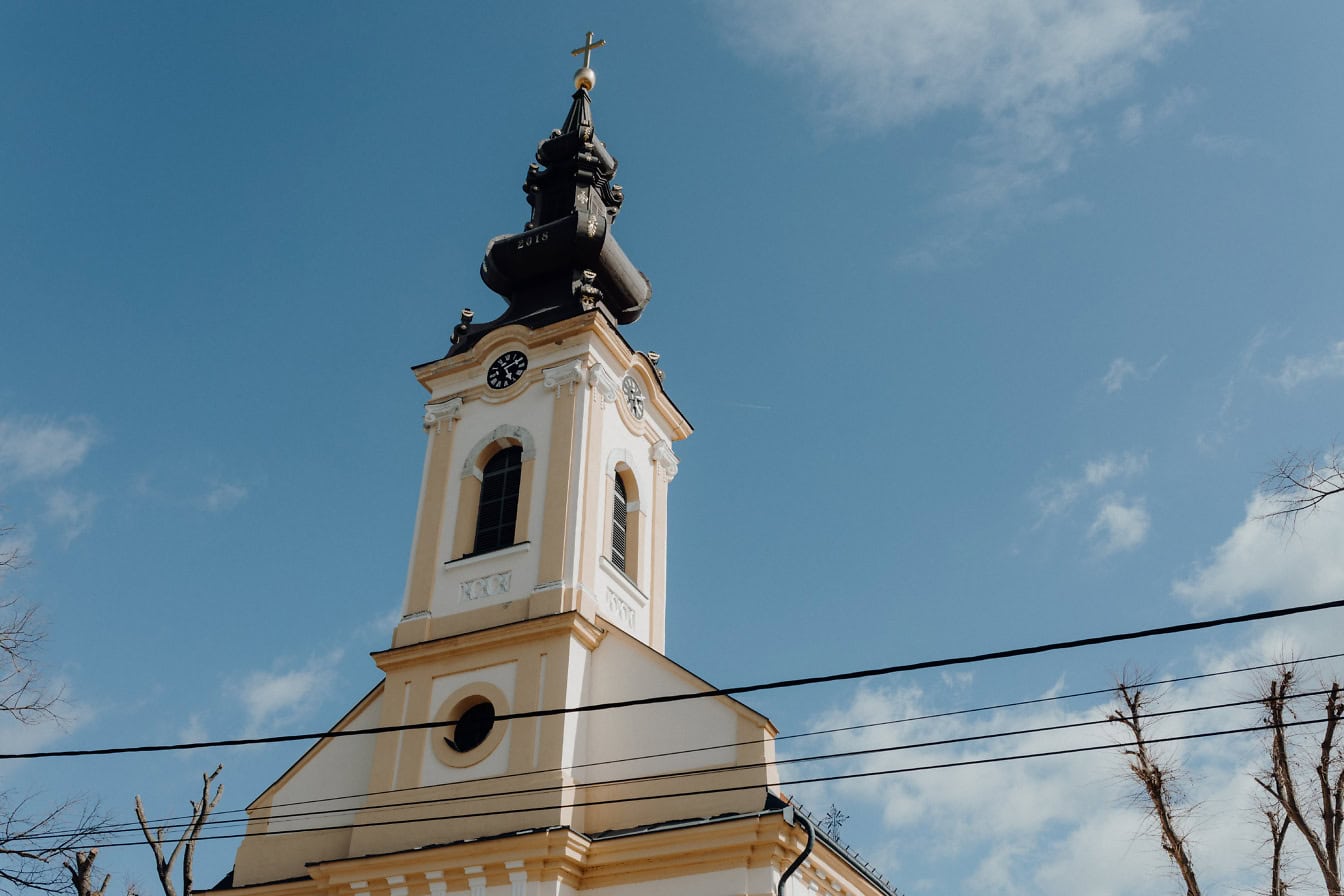 Torre de la iglesia ortodoxa del Santo Apóstol y Evangelista Lucas, construida en 1838 en estilo barroco-clasicista, Begec, Serbia