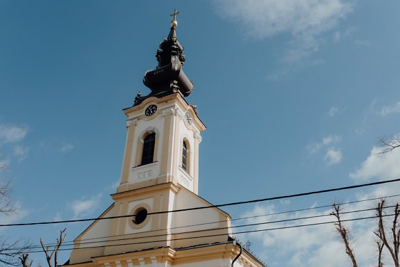 Kirketårn i den ortodokse kirke for den hellige apostel og evangelist Lukas, bygget i 1838 i barokklassicistisk stil, Begec, Serbien