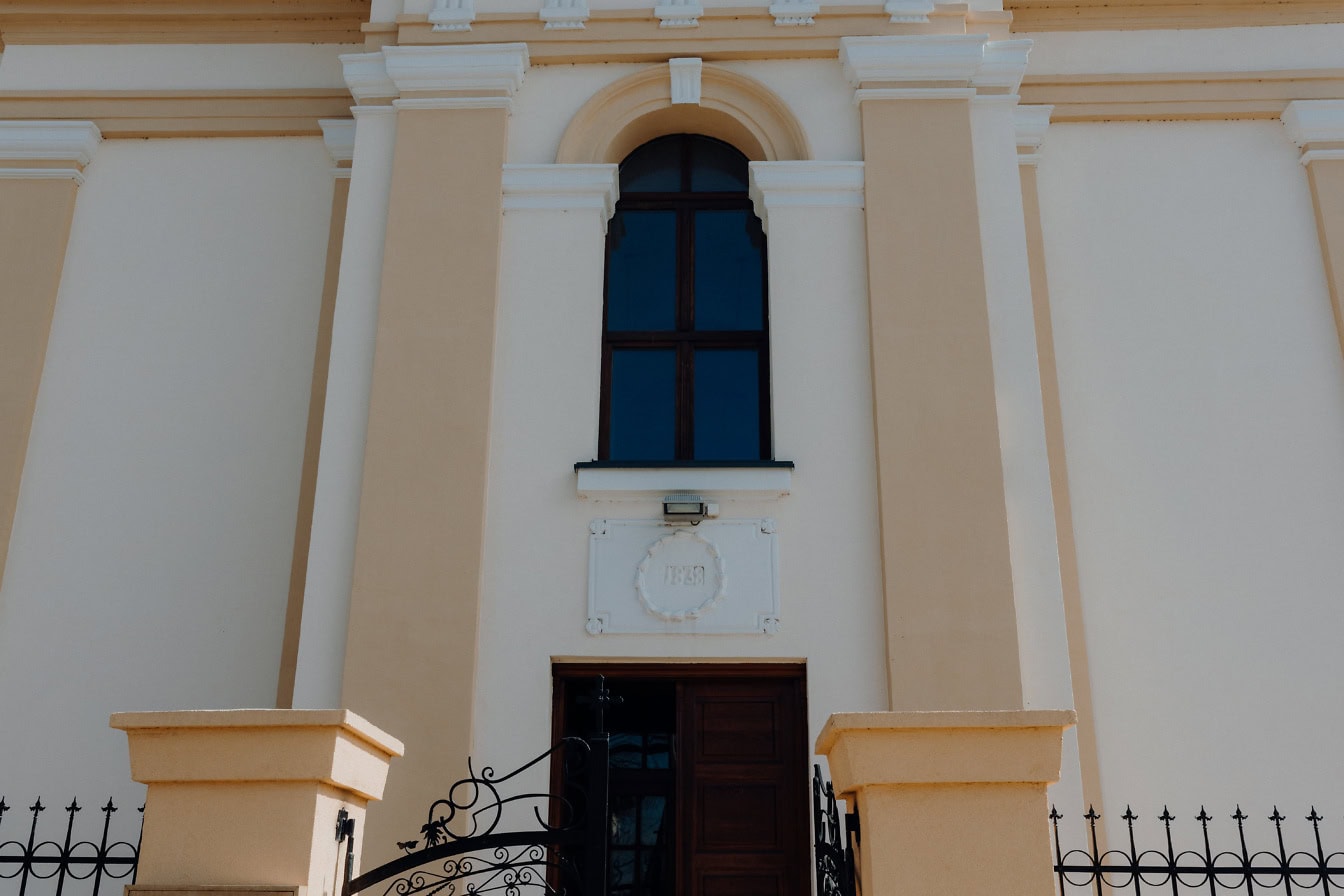 Une porte avec clôture de l’église orthodoxe du Saint-Apôtre et évangéliste Luc dans un style architectural baroque-classique, Begec, Serbie