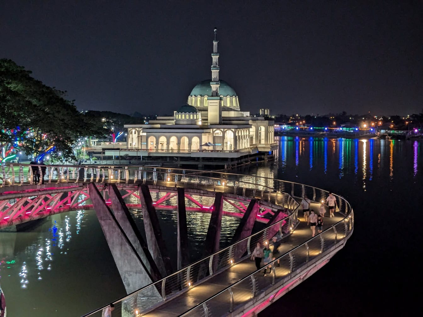 夜のサラワク川のほとりにある浮かぶモスク、マレーシアのクチンのダウンタウンにある有名な観光名所