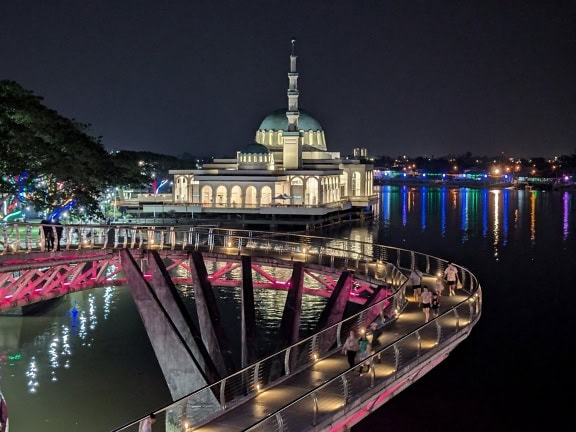 De drijvende moskee aan de oevers van de Sarawak-rivier ‘s nachts, een beroemde toeristische attractie in het centrum van Kuching, Maleisië