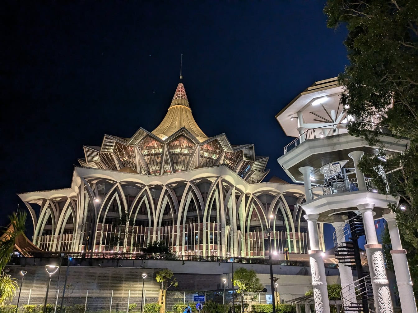 Gedung Majelis Legislatif Negara Bagian Sarawak dengan atap runcing, objek wisata terkenal di Kuching, Malaysia