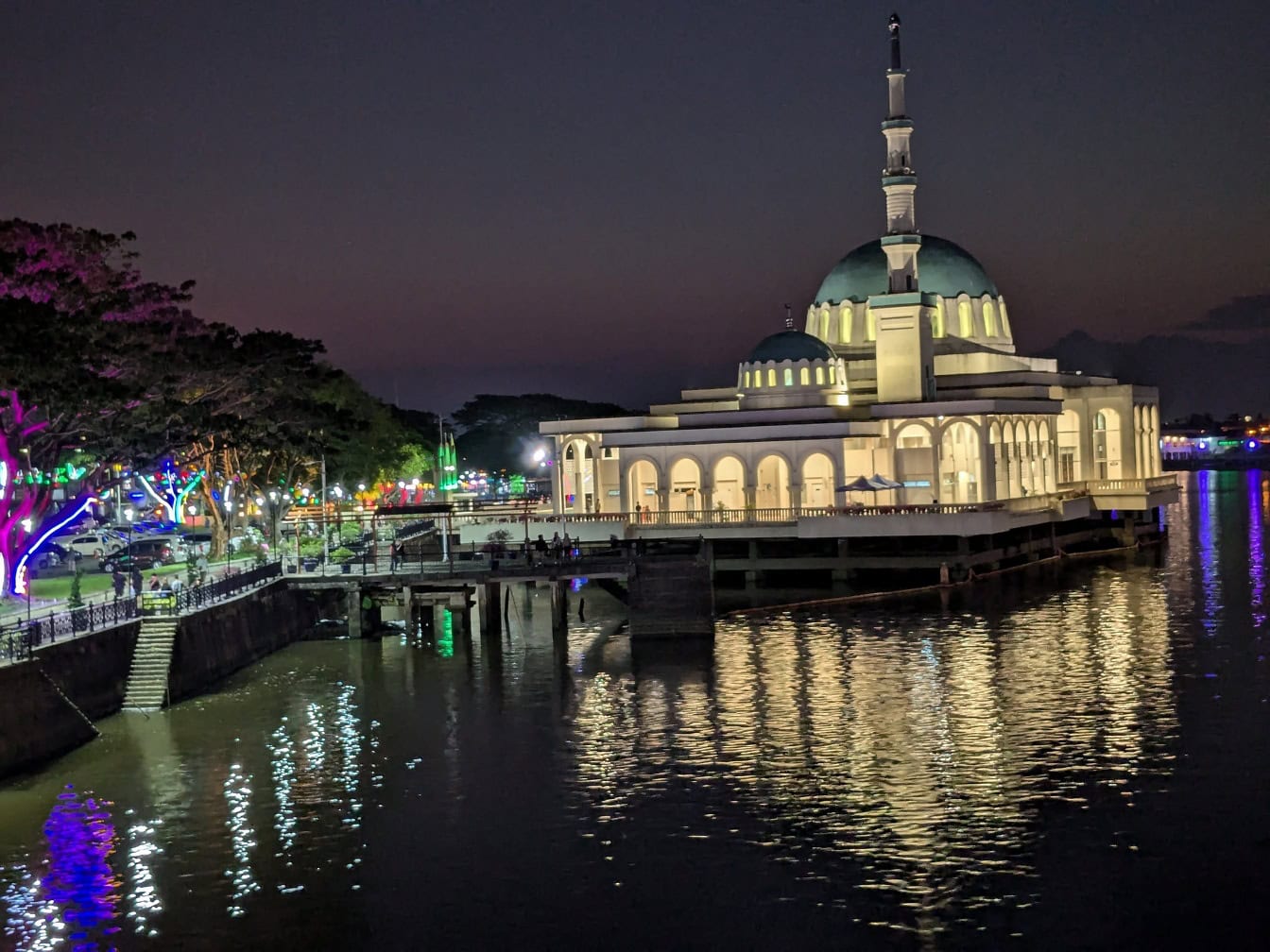 Masjid India éjjel egy úszó mecset Kuching városában, Sarawakban, Kelet-Malajziában