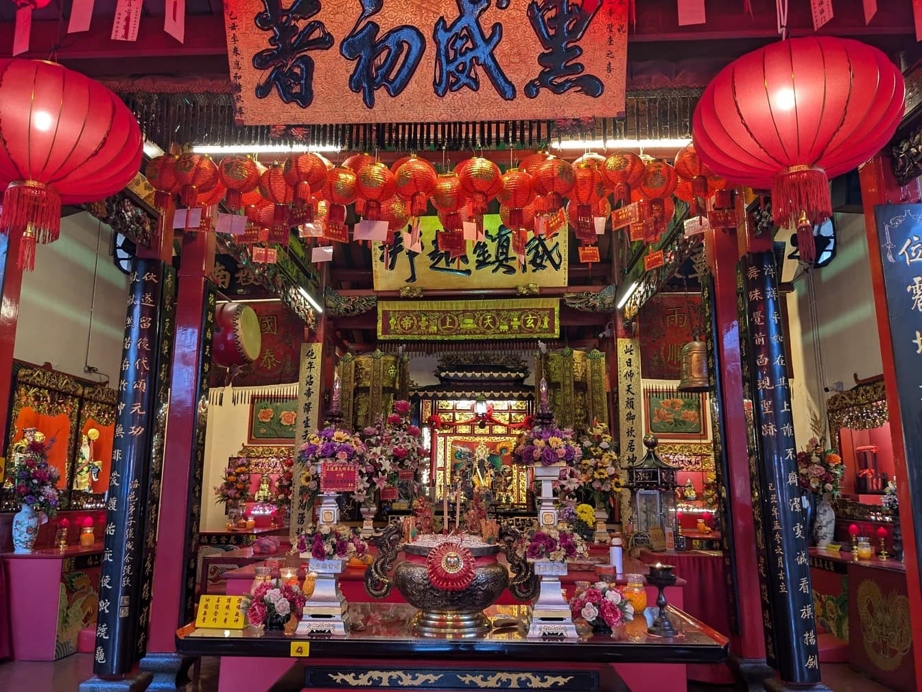 Tempio asiatico con santuario con lanterne rosse a Kuching, Saravah, Malesia