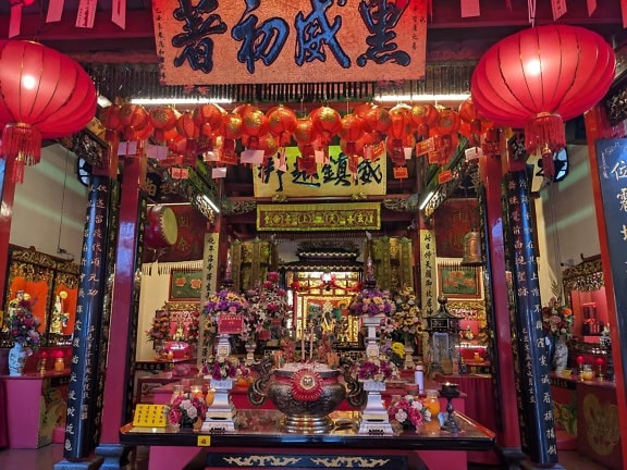 Asiatisk tempel med helligdom med røde lanterner i Kuching, Saravah, Malaysia