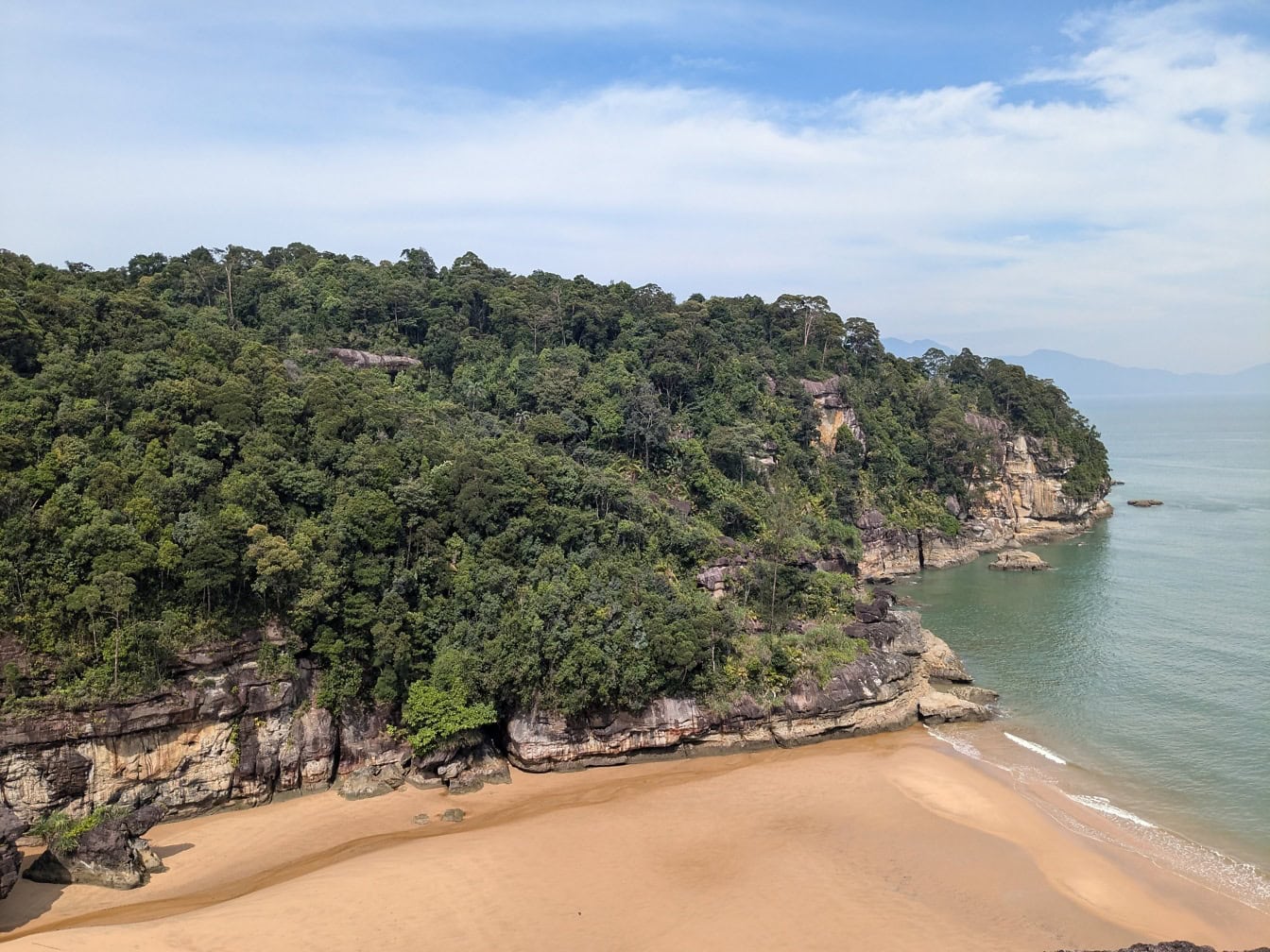 Vacker malaysisk strand vid Telok Pandan Besar i Bako nationalpark nära Kuching, Sarawak, Borne i Sydostasien