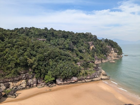 Güneydoğu Asya’da Kuching, Sarawak, Borne yakınlarındaki Bako milli parkında Telok Pandan Besar’daki güzel Malezya plajı