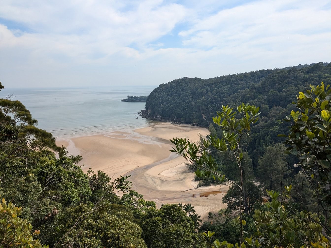 ภาพพาโนรามาของชายหาดและอ่าวที่ Telok Pandan Besar ในอุทยานแห่งชาติ Bako ใกล้ Kuching รัฐซาราวัก เกาะบอร์เนียวในมาเลเซียในเอเชียตะวันออกเฉียงใต้