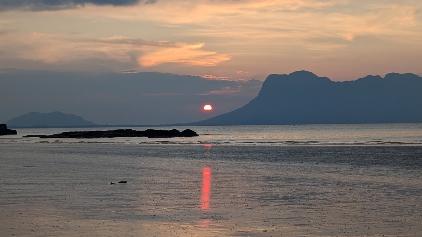 Coucher de soleil sur une plage de la baie de Bornéo, Malaisie