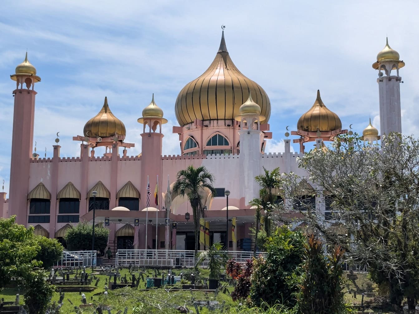 Udenfor Masjid Bandar Kuching eller indisk moské, et sted at tilbede islam og en berømt turistattraktion i Kuching, Borneo, Malaysia