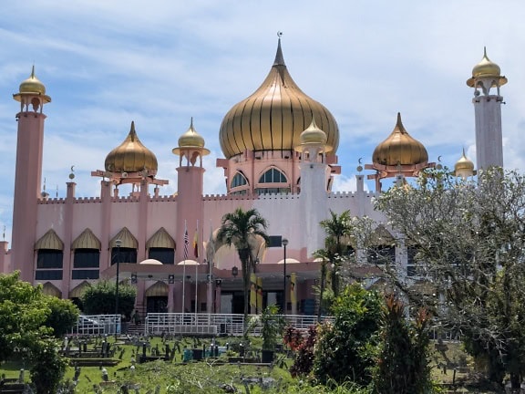 마스지드 반다르 쿠칭 (Masjid Bandar Kuching) 또는 인도 모스크 (Indian mosque)의 외관, 이슬람을 숭배하는 장소와 쿠칭, 보르네오, 말레이시아의 유명한 관광 명소