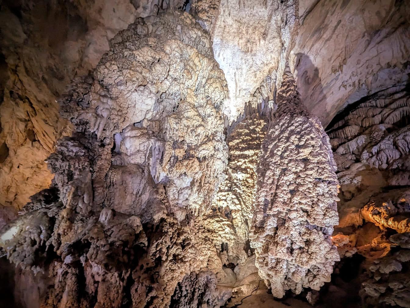 Große Formation eines Stalaktiten, einer mineralischen Formation, die von der Decke der Höhle hängt