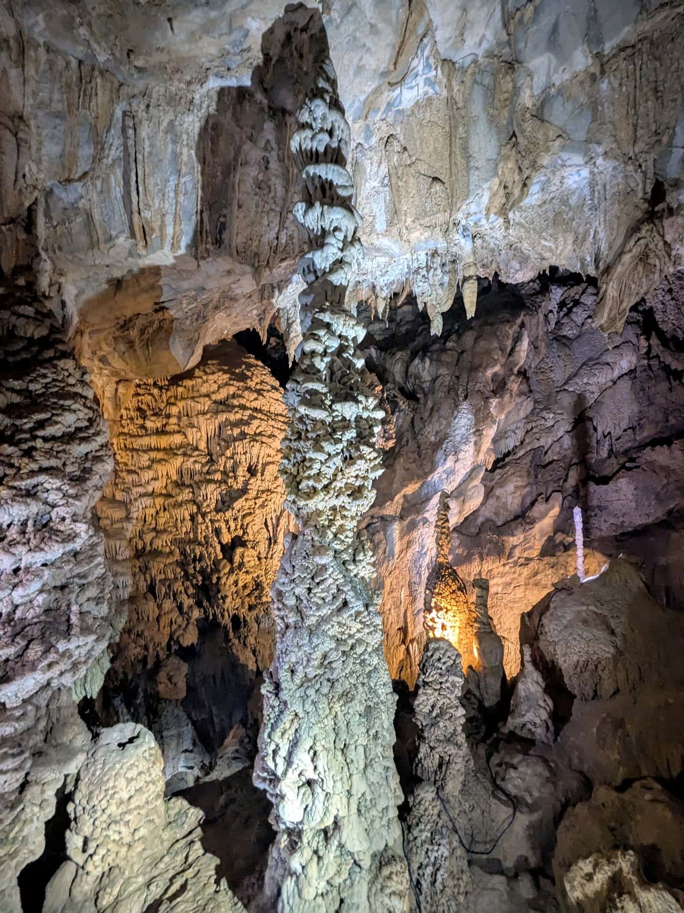 Underjordisk grotta med stalaktiter och stalagmiter i Mulu nationalpark i Malaysia