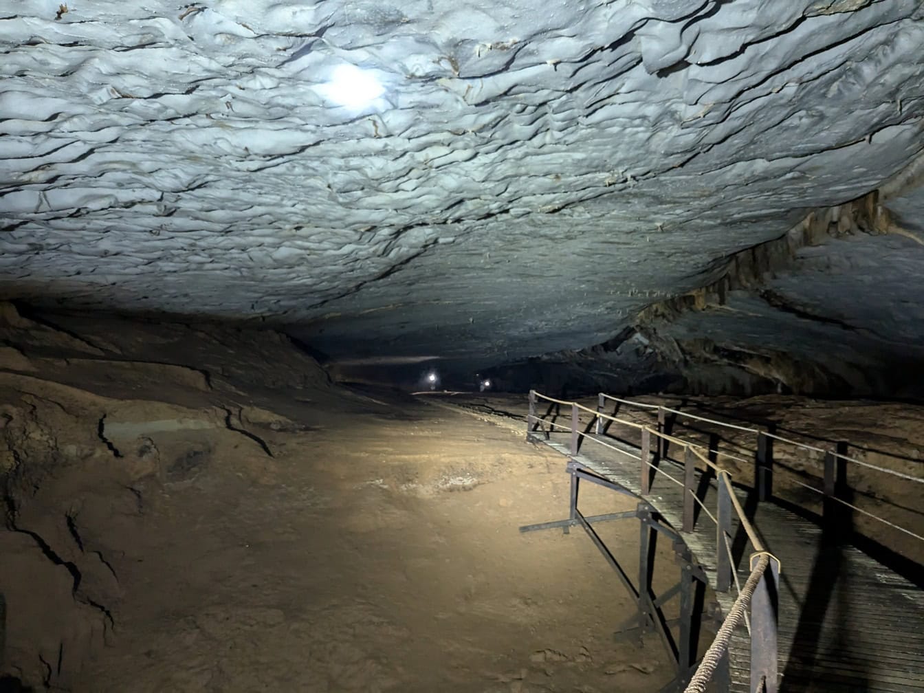 Passerelle dans une grotte souterraine