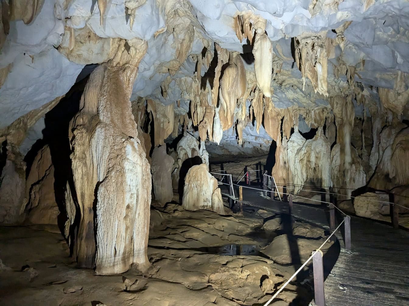 Gua pembalap dengan stalaktit dan stalagmit di taman nasional Mulu di Sarawak, Malaysia