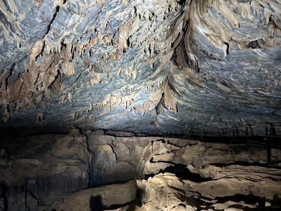 Maanalainen luola, jossa on stalaktiitteja ja stalagmiitteja