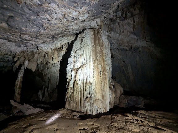 Nagy sziklaoszlop ásványi cseppkőből egy földalatti Lang-barlangban a Gunung Mulu Nemzeti Parkban, Borneó, Mlaysia