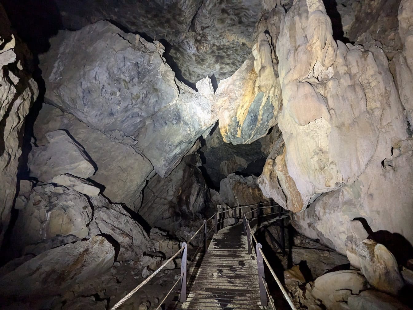 Una pasarela en una cueva subterránea con un sendero a través del túnel de la cueva,