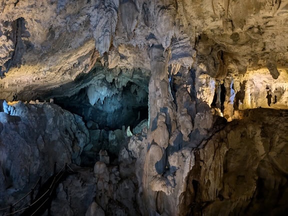 Maanalainen hiekkakiviluola, jossa on majesteettisia tippukiviä ja stalagmiitteja