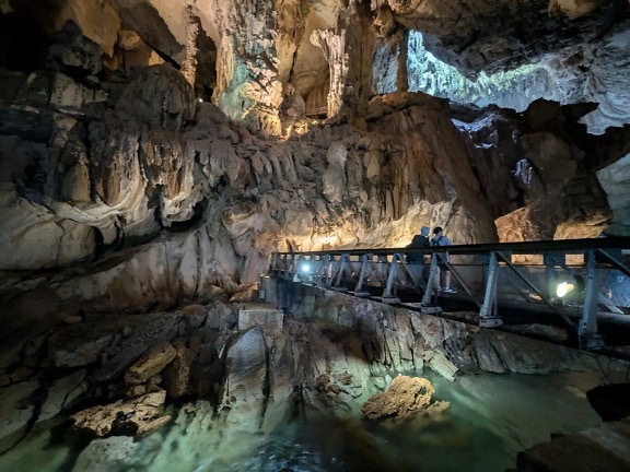 Bro over en underjordisk flod i en Racer-hule i Mulu nationalpark, Sarawak, Malaysia