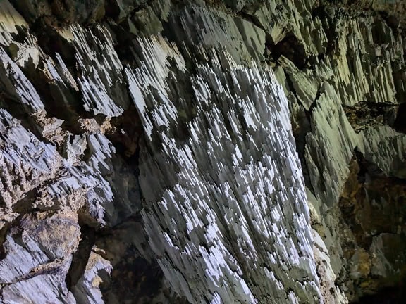 Formasi batuan dengan stalaktit putih di gua bawah tanah di cagar alam khusus gua Racer di taman nasional Mulu, Sarawak, Malaysia