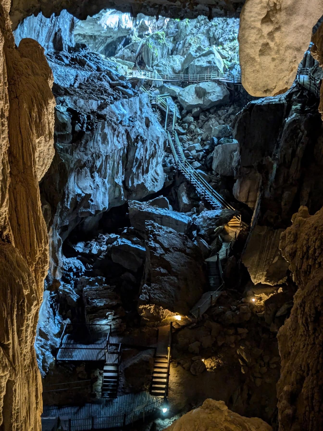 Oplyst underjordisk hule med en trappe i Mulu nationalpark, Borneo, Malaysia