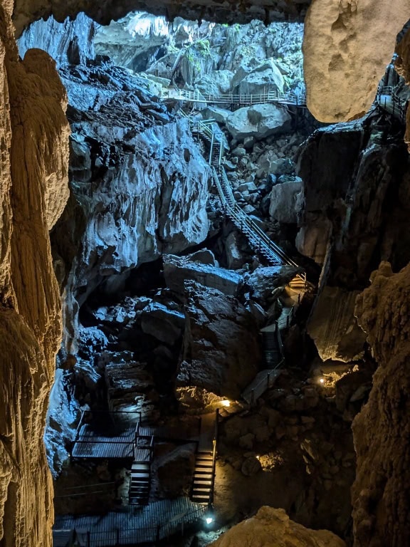 Beleuchtete unterirdische Höhle mit Treppe im Mulu-Nationalpark, Borneo, Malaysia