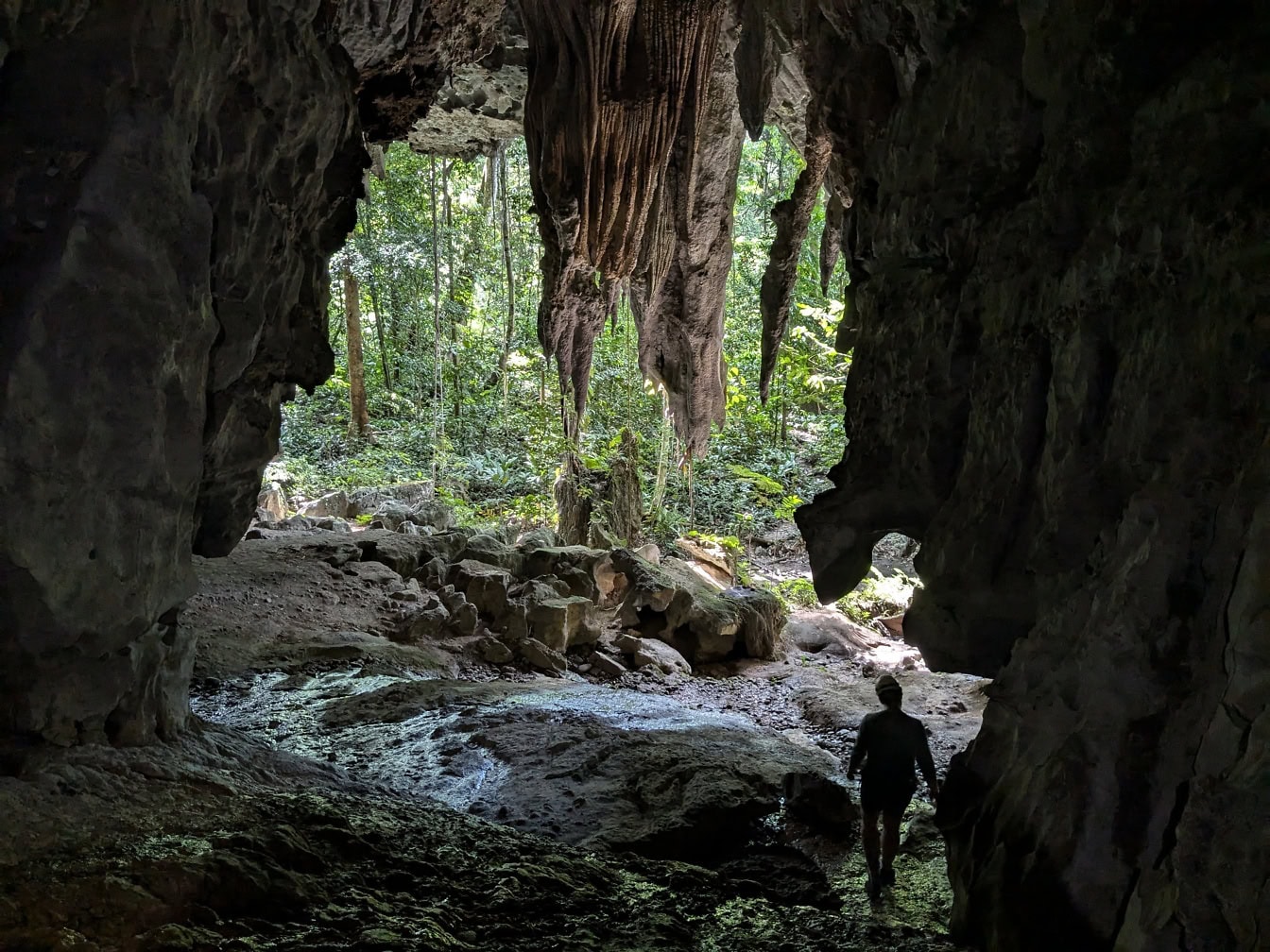 Sylwetka grotołaza eksplorującego jaskinię Racer w parku narodowym Gunung Mulu, Borneo, Malezja