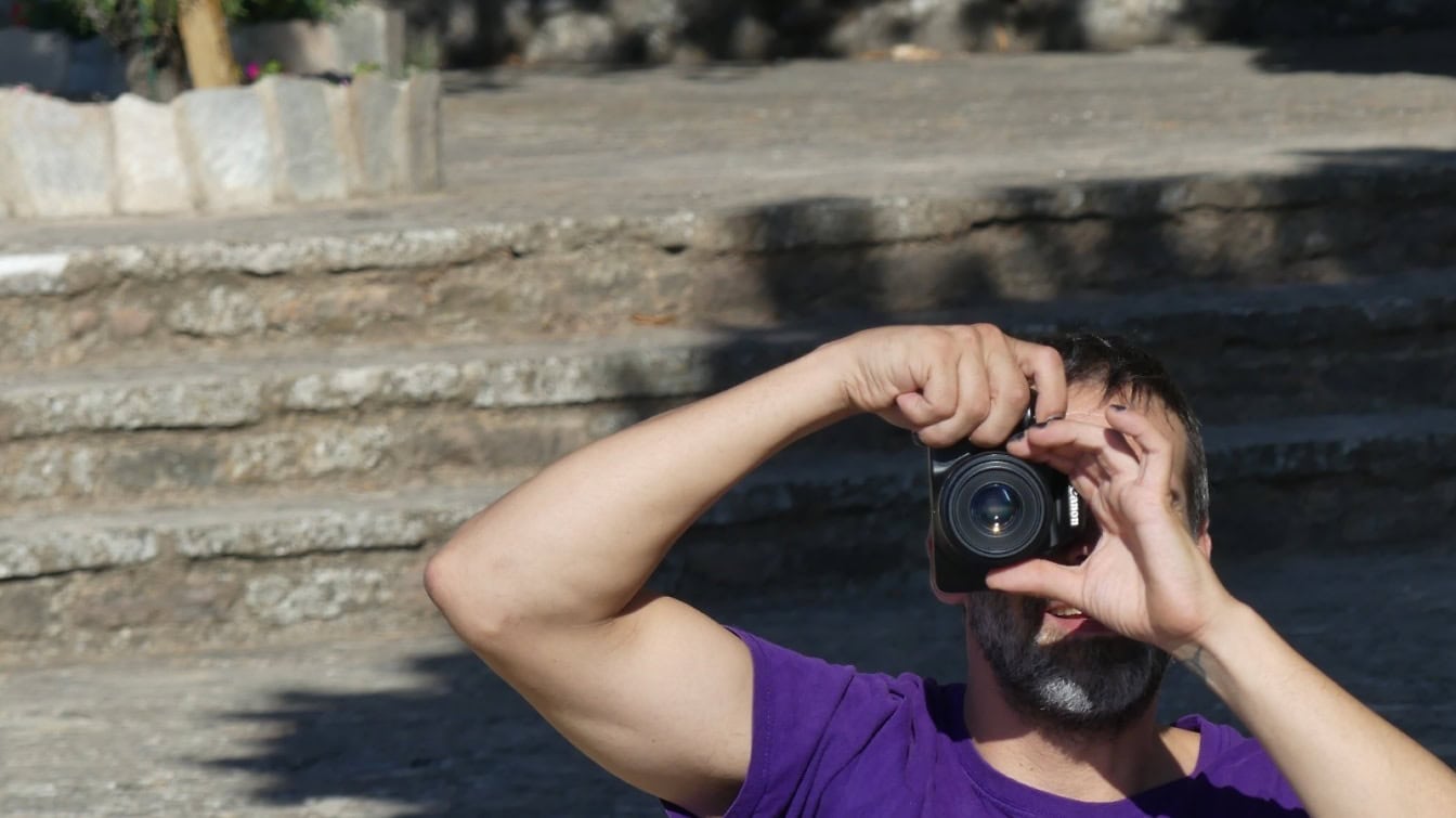 Man taking a picture with a semi-professional digital camera