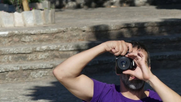 Homme prenant une photo avec un appareil photo numérique semi-professionnel