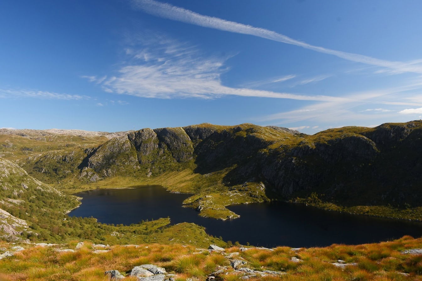 Majestetisk nordisk landskap, en innsjø omgitt av fjell i naturpark, Skandinavia