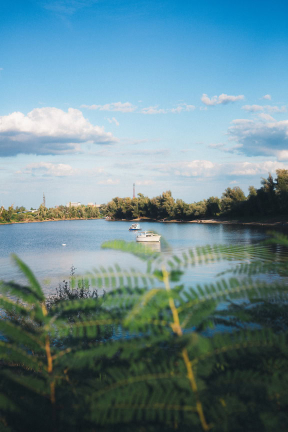 Barcos pequenos recreativos em um lago no dia calmo de verão