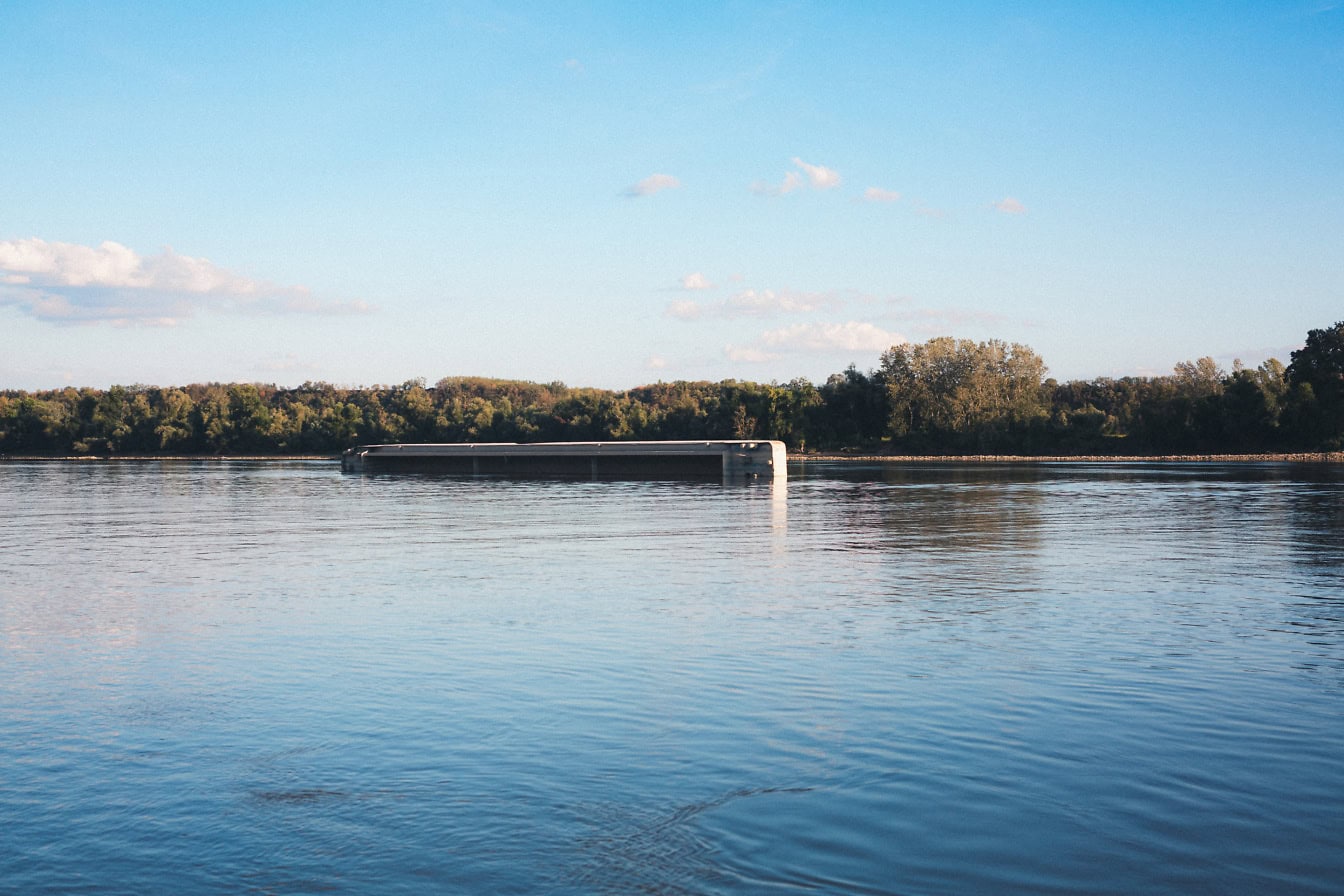 Stort pråmfartyg på Donau flodväg