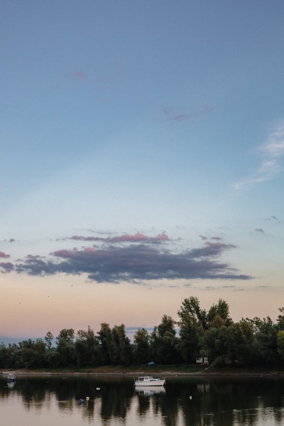 Lille hvid fritidsbåd under en blå himmel på Bager, en sø i Backa Palanka