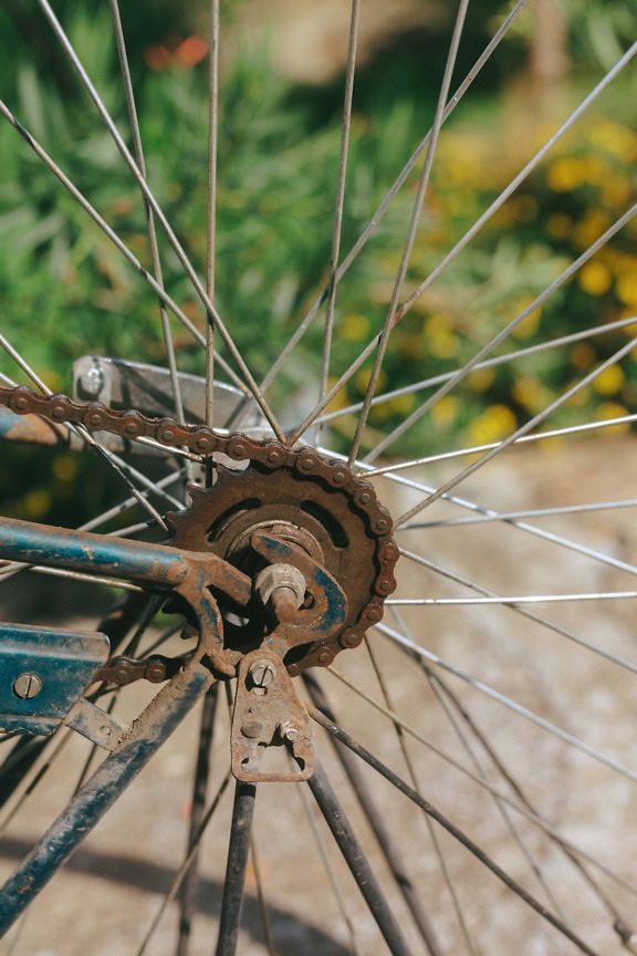 Catena arrugginita su una bicicletta