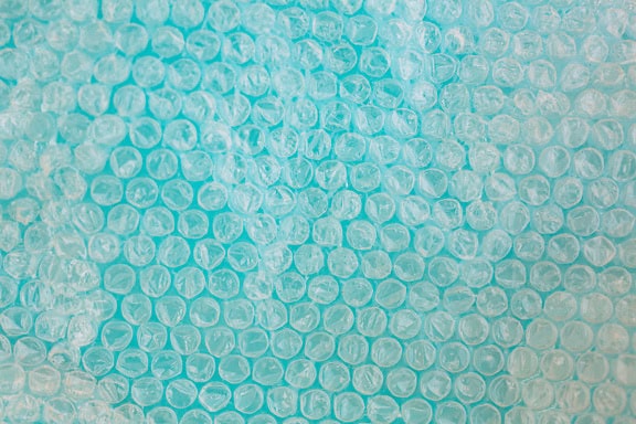 Un papier bulle en nylon, une texture en gros plan d’une pellicule plastique industrielle transparente