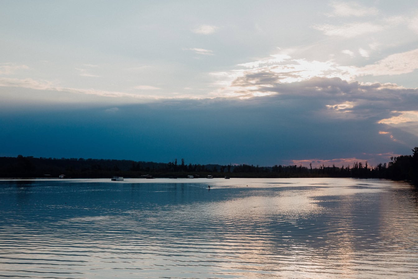 Crépuscule au lac Tikvara à Backa Palanka au crépuscule