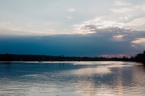 Hämärä Tikvara-järvellä Backa Palankassa iltahämärässä