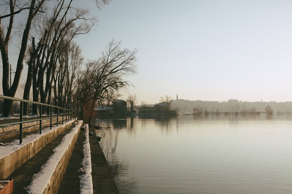 Brygge med konkreasjonstrapp ved innsjøen Tikvara nær Donau-elven i et naturreservat i Backa Palanka, Serbia