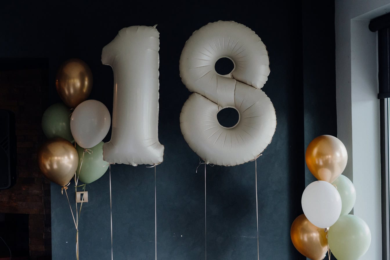 Decorazione per festa di compleanno, un palloncino ad elio a forma di numero diciotto (18)